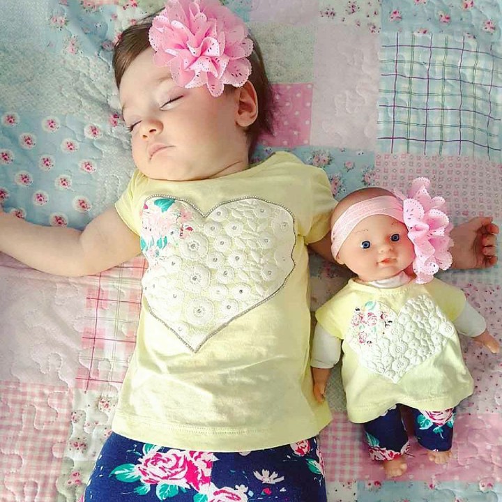 <p>Pakai bando, baju, dan celana samaan. Bedanya si boneka matanya melek, si kecil matanya terpejam. He-he-he. (Foto: Instagram/ @dance_pejic)</p>