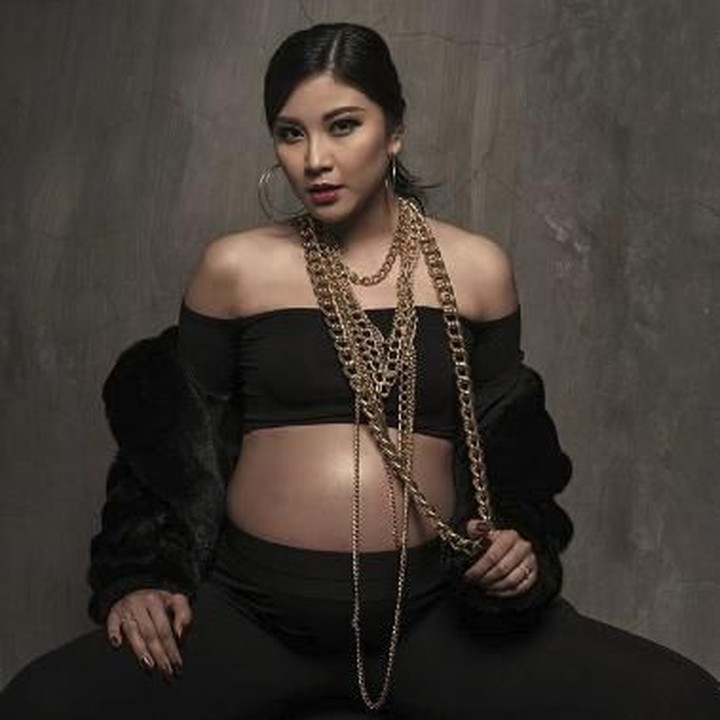 Harus tetap kece ya, Bun, saat sedang hamil. (Foto: Instagram/zivannaletisha)