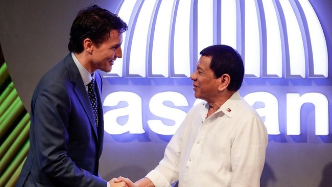 Berbeda dengan Donald Trump, Justin Trudeau dengan lantang mengatakan bahwa dia mengangkat isu HAM ketika bertemu dengan Rodrigo Duterte di sela KTT ASEAN.