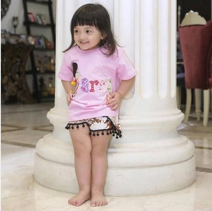 <p>Arsy, anak dari Anang dan Ashanti ini malah sudah punya akun sosmed sendiri dan hingga saat ini followers Instagram-nya sudah 3,2 juta. (Foto: Instagram/queenarsy)  </p>