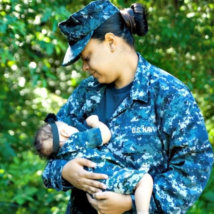 <p>Walaupun berseragam militer, ibu yang satu ini nggak sungkan untuk melakukan kewajibannya sebagai ibu. (Foto: Tonya Ritter Photography via BabyCenter Blog)</p>