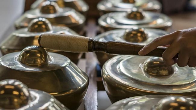 Di Sion, kaki pegunungan Alpen, Swiss, didirikan pusat pelatihan dan pertunjukan gamelan oleh sekolah musik 'Un, Deux, Trois, Musiques.'