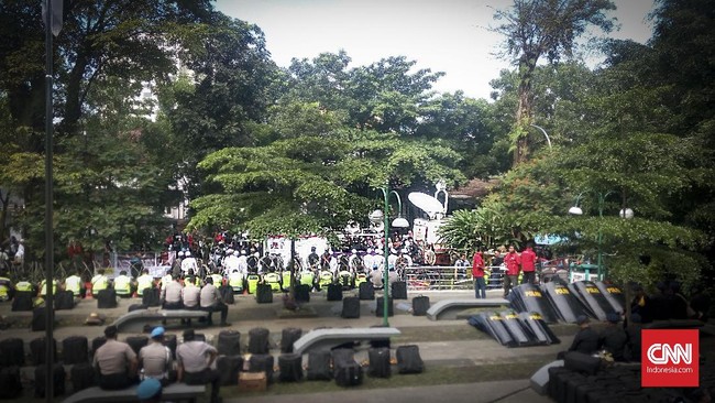 Polisi siap siaga jelang vonis Buni Yani. Kawat besi sepanjang 20 meter juga telah dipasang di halaman gedung arsip tempat sidang digelar.