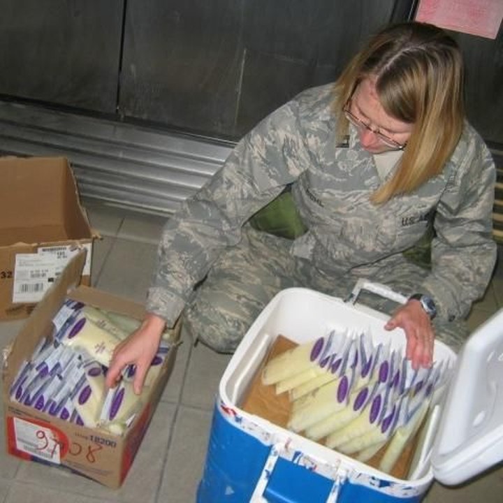 <p>Mayor Ginger Bohl dari AD Air Force menyetok ASI dari Afghanistan untuk dikirimkan ke sang buah hati. (Foto: BabyCenter Blog)</p>