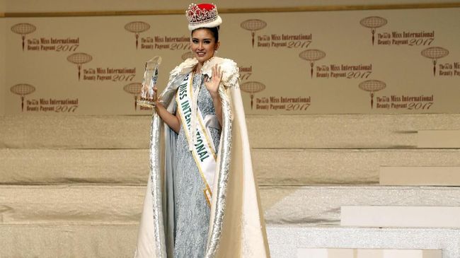 Masih dilingkupi rasa haru, Kevin 'curhat' hal-hal yang ia alami sebelum akhirnya ia mengenakan mahkota Miss International 2017.
