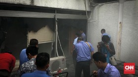 Tiga Mobil Pemadam Kebakaran Jinakan Api di Nusantara III DPR