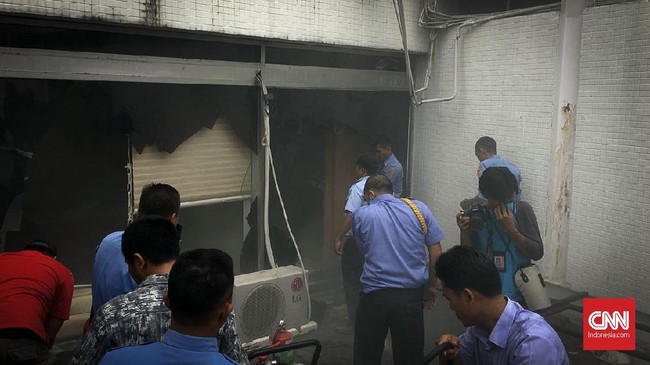 Sejumlah pegawai DPR yang sempat berusaha memadamkan kebakaran terlihat mengalami mual usai menghirup asap.