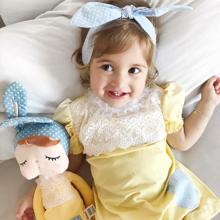 <p>Udah mirip belum, Bun, gadis cilik yang satu ini sama bonekanya? (Foto: Instagram/ @pityticos)</p>
