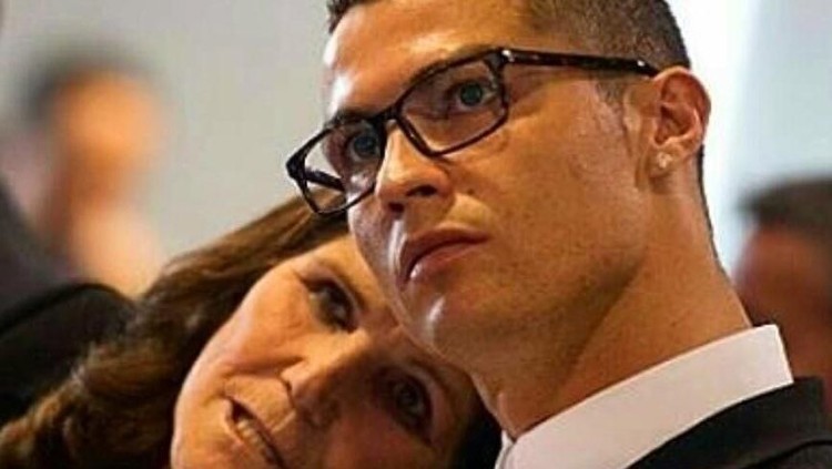 Cristiano Ronaldo harus menjalani karantina di Portugal setelah rekan satu timnya positif virus corona. Padahal Ronaldo tengah menjenguk sang ibu.