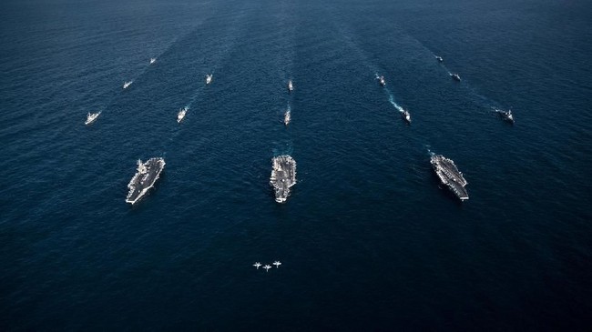 Beberapa hari setelah China latihan militer besar-besaran di Laut China Selatan, AS mengirim armada yang dipimpin kapal induk nuklir ke lokasi yang sama.