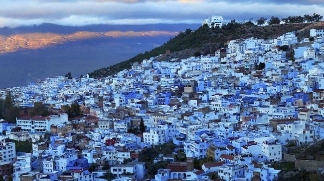 Chefchaouen disebut sebagai Kota Biru di Maroko. Saat ini, ada semburat warna baru di sana demi usaha pelestarian lingkungan.
