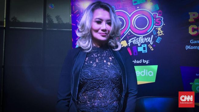 Reza Artamevia mengumumkan siap kembali ke panggung hiburan dan menyuguhkan karya musik baru. Ia mengaku akan merilis lagu pada Jumat (17/11) mendatang.