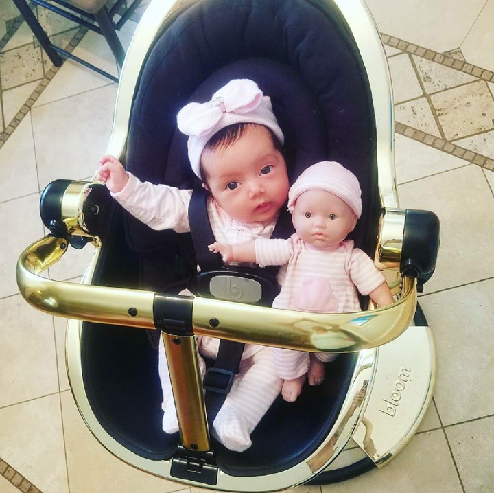 <p>Imut maksimal! Duduk bareng boneka di car seat, pakai baju bernuansa sama pula. (Foto: Instagram/ @tinasugandh)</p>