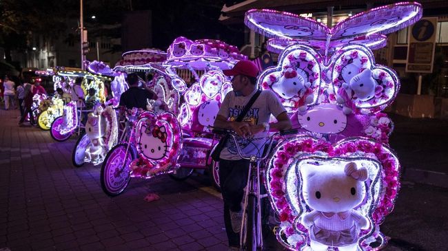 Becak Hias Jadi Magnet Turis di Malaysia Yang beruntung bisa naik becak hias dengan musik menggelegar. Lagunya mulai balada dari India sampai elektronik Mandarin.