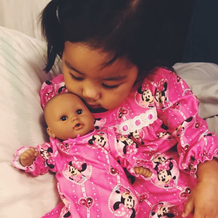 <p>Gemes banget kalo melihat si kecil sama bonekanya pakai baju samaan dan berpose kayak gini. (Foto: Instagram/ @neekolie)<br /><br /></p>