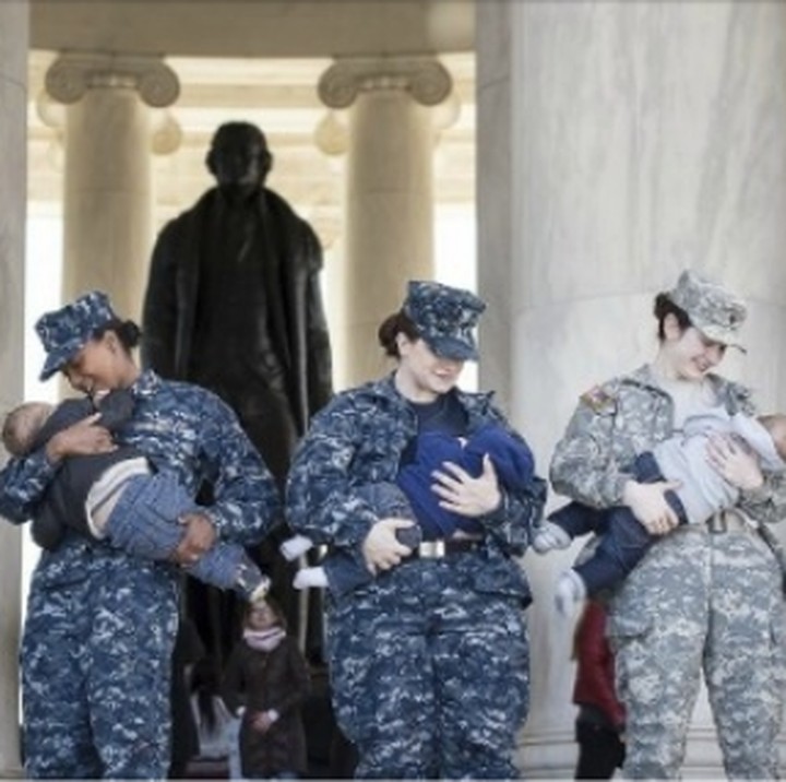 <p>Deretan para ibu militer yang menyusui. Salut! (Foto: Vanessa Simmons Normalizedbreastfeeding.org via BabyCenter Blog)</p>