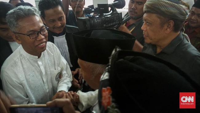 Buni Yani juga menyempatkan diri menyalami Amien Rais dan Eggi Sudjana yang hadir di sidang dugaan pelanggaran Undang-undang ITE itu.