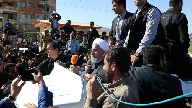 Presiden Hassan Rouhani meninjau langsung sejumlah lokasi gempa Iran seiring dengan pertambahan jumlah korban tewas yang kini diperkirakan mencapai 530 orang.