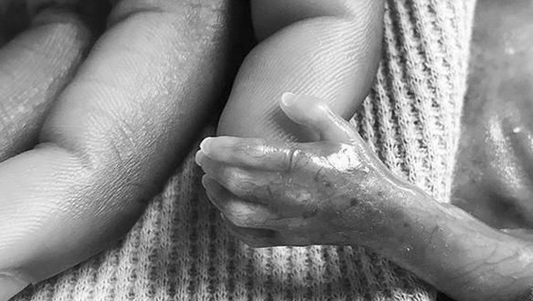 Merelakan si kecil yang sudah tiada memang nggak mudah. Tapi, ayah ini menunjukkan dirinya bisa 'bangkit' setelah kehilangan sang anak.