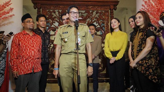 Wajib Pakai Ikat Pinggang, Wagub Sandi Tak Masalah Wakil Gubernur DKI Jakarta Sandiaga Uno tak masalah Pergub baru yang mengatur cara berpakaian pejabat Pemprov DKI. Dia akan pakai ikat pinggang.