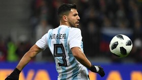 Sergio Aguero Pingsan Saat Membela Argentina Lawan Nigeria
