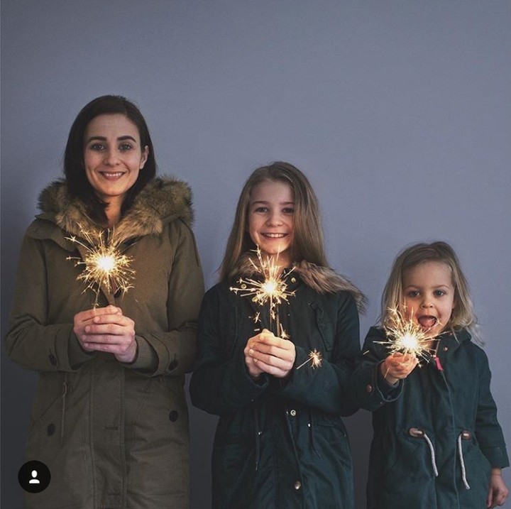 <p>Ide lainnya, pakai coat sambil pegang kembang api. Lucu kan? (Foto: Instagram @allthatisshetagram)</p>