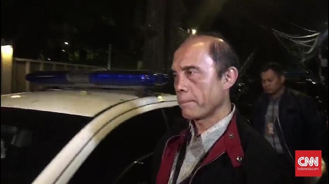 Penyidik KPK Ambaratia Damanik tampak menjadi salah satu penyidik KPK yang mendatangi kediaman Setya Novanto.