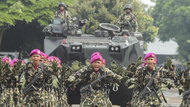 HUT ke-72 Korps Marinir TNI AL ditandai dengan lomba renang lintas Selat Sunda sepanjang 39 Km yang diikuti oleh 300 prajurit Marinir.