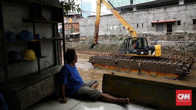 Akibat banyak bangunan yang mepet dengan pinggiran Kali Krukut, upaya pengerukan sungai pun menjadi terhambat dan hanya fokus pada pendalaman sungai.