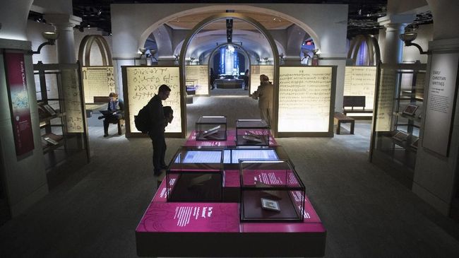 Beberapa tempat yang kerap menjadi tujuan para wisatawan seperti museum, tempat-tempat bersejarah, gedung pertunjukan, dan lainnya masih nampak ramai.