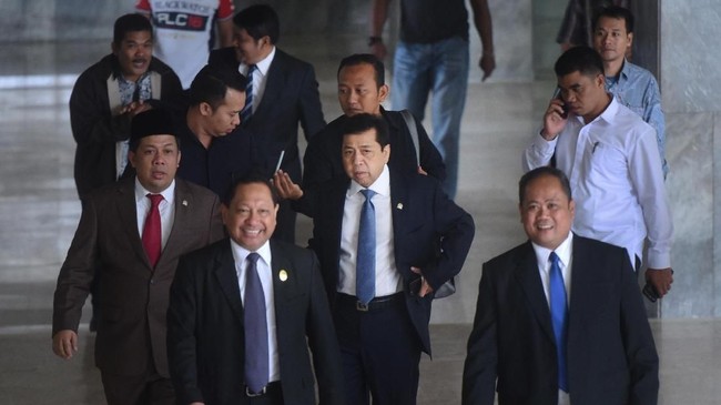 DPR memberi ruang pembuktian sebagaimana keterangan dalam surat yang dibuat oleh Setya Novanto. Fahri Hamzah menunggu mekanisme yang berjalan agar lebih aman.