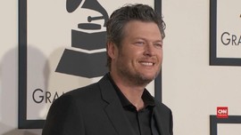 VIDEO: Gwen Bujuk Blake Shelton Terima Gelar Pria Terseksi