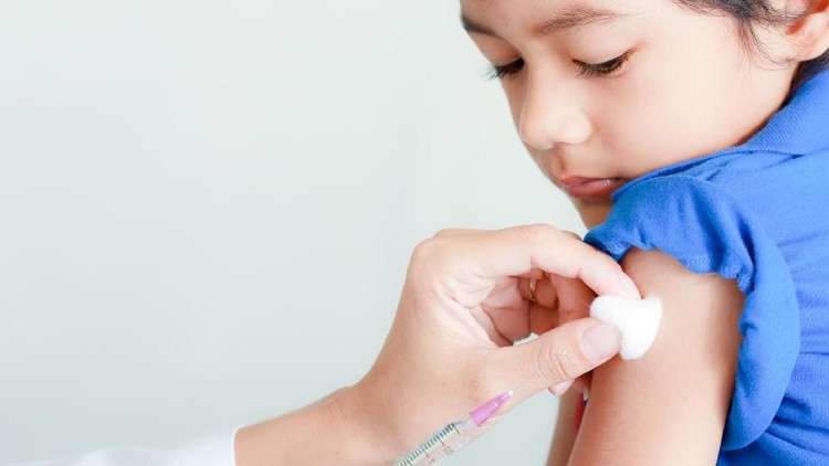 Vaksinasi penting diberikan ke anak. Tapi, gimana kalau anak punya alergi?