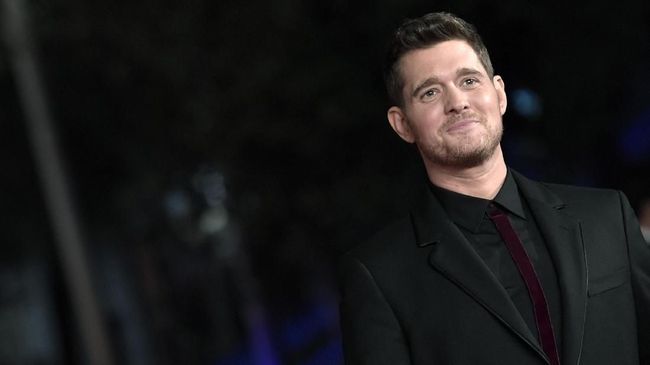 Michael Buble dan istrinya, Luisana Lopilato menyambut anak ketiga, yang sekaligus putri pertama mereka. Foto tangan mungil bayi menjadi konfirmasi atas itu.