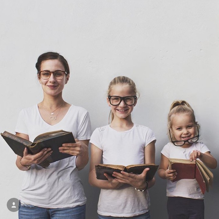 <p>Yang ini cuma bermodalkan: kaus putih, kacamata, dan buku. (Foto: Instagram @allthatisshetagram)</p>