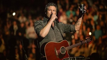 Blake Shelton Dendam dan Kesal dengan Ariana Grande, Ada Apa?