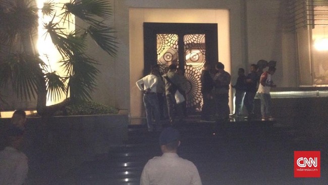 Percakapan penyidik dengan kuasa hukum tampak serius di ruang tamu rumah Setya Novanto. Salah seorang penyidik tampak mendokumentasikan percakapan tersebut.