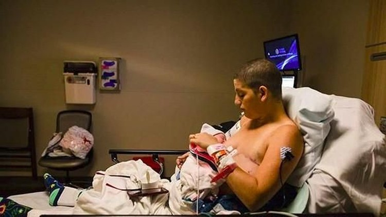 Bunda ini sedang hamil anak ke-empatnya. Berbarengan dengan itu, ia didiagnosis kanker payudara.