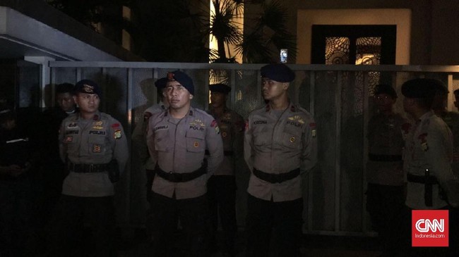 Mahyudin masuk rumah Setnov sejak sore, namun mengaku hanya menemukan istri Setnov dan beberapa asisten rumah tangga.