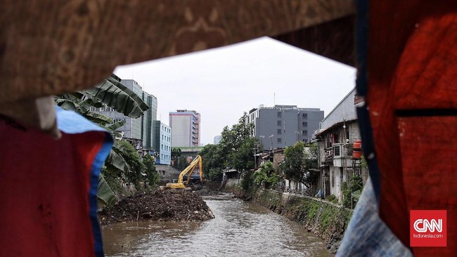Proyek normalisasi sungai di Jakarta pada era sebelumnya dilakukan dengan penertiban bangunan di bantaran. Sejauh ini belum ada penertiban di era Anies-Sandi.