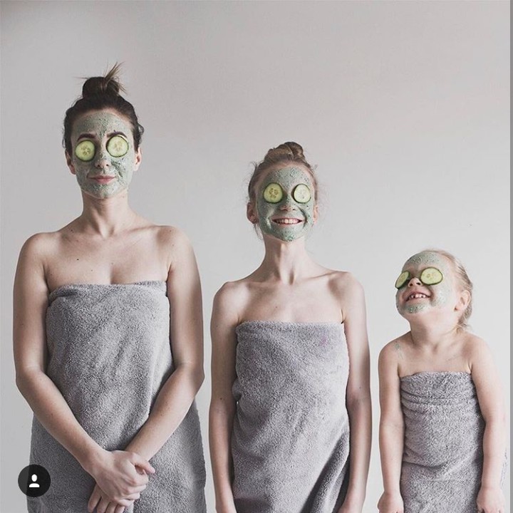 <p>Nih, cuma kembenan pakai handuk, lalu maskeran dan matanya diberi potongan timun juga oke lho. (Foto: Instagram @allthatisshetagram)</p>