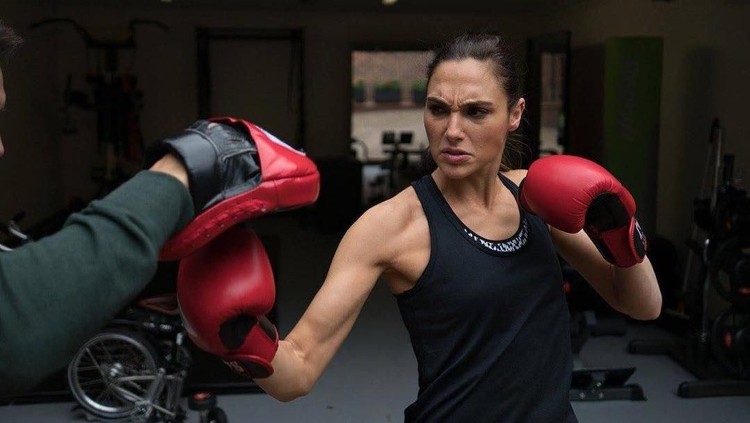 Gal Gadot memiliki bentuk tubuh yang ideal. Apa ya rahasianya?