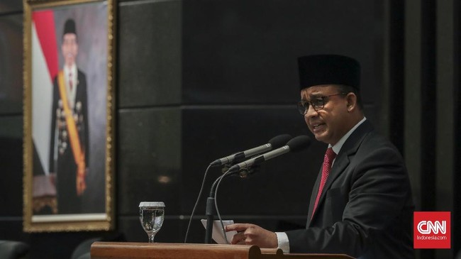 Rian Ernest, mantan staf Ahok mengatakan, staf Ahok dibayar dari dana operasional gubernur bukan dari perusahaan swasta.