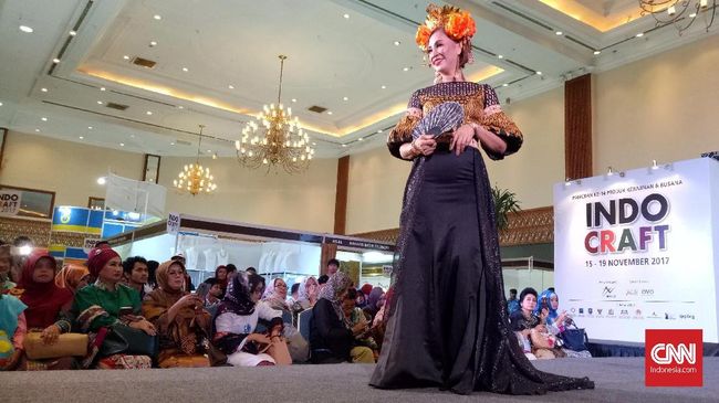 Tampil beda dari peragaan pada umumnya, parade busana etnik di pembuka Indocraft 2017 juga menampilkan model-model paruh baya yang mencuri perhatian pengunjung.