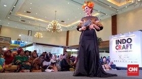 Parade Etnik dengan Model Paruh Baya di Indocraft 2017