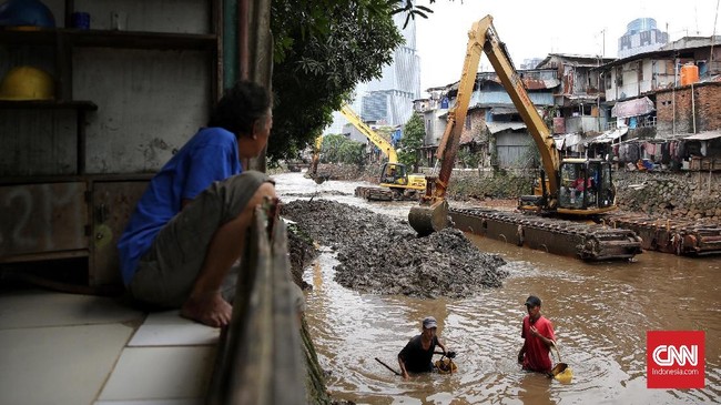Pemprov DKI menyatakan kegiatan normalisasi sungai untuk mengatasi banjir tetap dijalankan dan sinergi dengan naturalisasi sungai.