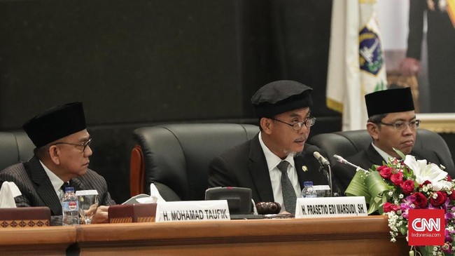 Ketua DPRD DKI Jakarta Prasetyo Edi Marsudi diduga menipu mantan Sekda Provinsi Riau Zaini Ismail, tetapi dibantah oleh terlapor.