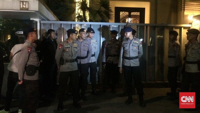 Puluhan personel Brimob berjaga ketat di rumah Setya Novanto terkait kedatangan penyidik KPK.