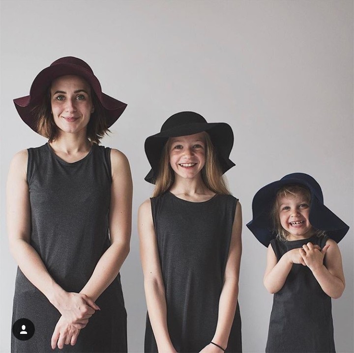 <p>Adalah Dominique Davis (31) bersama kedua putrinya, Penny (4) dan Amelia (11) yang hobi bikin foto bersama. (Foto: Instagram @allthatisshetagram)</p>