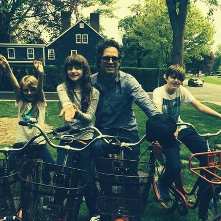 <p>Mereka juga sering banget menghabiskan waktu bareng. (Foto: Instagram/markruffalo)</p>